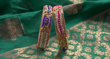 Hint kaküllerini kapatın. Geleneksel Hint mücevherleri..