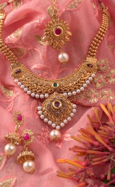 Hint Geleneksel Altın Mücevherleri - Güzel arka planda kolye.