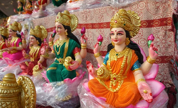 Hermosas Estatuas Diosa Lakshmi Recién Hechas Estilo Diferente Exhibidas Para —  Fotos de Stock