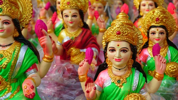 Hermosas Estatuas Diosa Lakshmi Recién Hechas Estilo Diferente Exhibidas Para —  Fotos de Stock