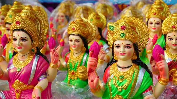 Yeni yapılmış tanrıça Lakshmi 'nin güzel heykelleri Diwali Festivali sırasında satılığa çıkarıldı. Diwali kutlaması için el yapımı Laxmi putları satmaya hazır..