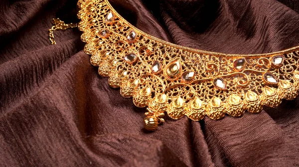 Indiai Hagyományos Arany Ékszerek Nyaklánc Gyönyörű Háttér — Stock Fotó