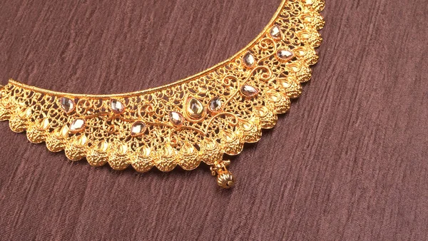 Hint Geleneksel Altın Mücevherleri - Güzel arka planda kolye.