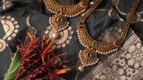 Hint Geleneksel Altın Mücevherleri - Güzel arka planda kolye.