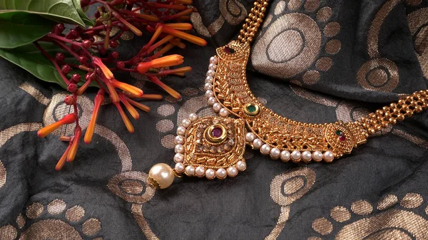 Joyas Oro Tradicional India Collar Sobre Hermoso Fondo — Foto de Stock