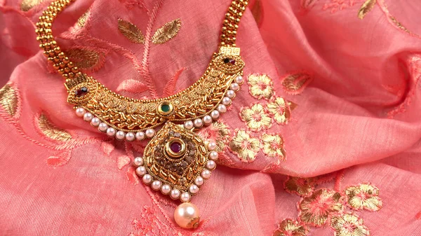 Traditioneller Indischer Goldschmuck Halskette Auf Schönem Hintergrund — Stockfoto