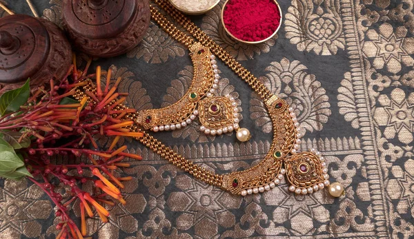 Indiska Traditionella Guld Smycken Halsband Vacker Bakgrund — Stockfoto