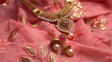 Hint Geleneksel Altın Mücevherleri - Güzel arka planda kolye.