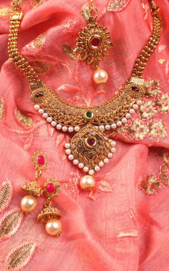 Hint Geleneksel Altın Mücevherleri - Güzel arka planda kolye.