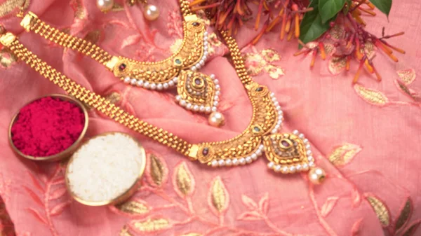 Hint Geleneksel Altın Mücevherleri - Güzel arka planda kolye.