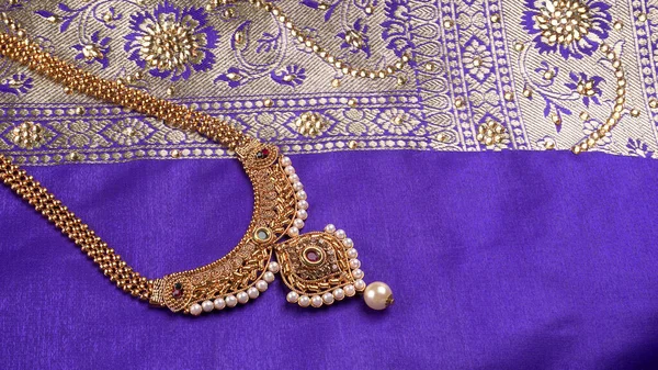 Indian Traditionele Gouden Sieraden Ketting Een Prachtige Achtergrond — Stockfoto