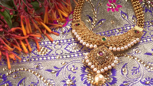 Indian Traditionele Gouden Sieraden Ketting Een Prachtige Achtergrond — Stockfoto