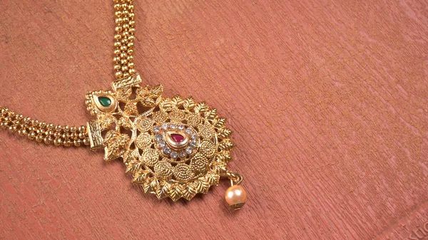 Indické Tradiční Zlaté Šperky Náhrdelník Krásném Pozadí — Stock fotografie