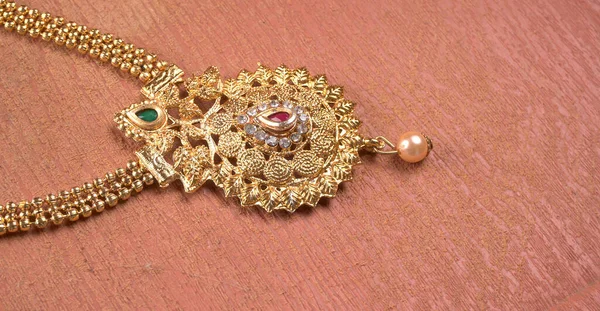 Indiska Traditionella Guld Smycken Halsband Vacker Bakgrund — Stockfoto