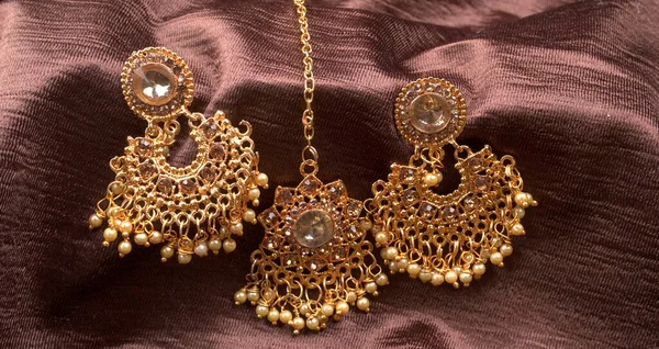 Индийские Традиционные Золотые Украшения Ожерелье Красивом Фоне — стоковое фото