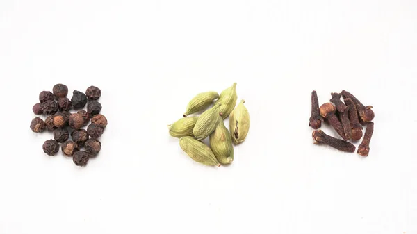 View Sackcloth Cardamom Cloves White Background — Stock Photo, Image