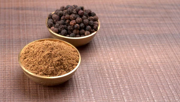 木製のテーブルの上にボウルにスパイスのビュー Allspice — ストック写真