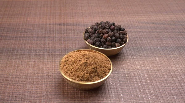 木製のテーブルの上にボウルにスパイスのビュー Allspice — ストック写真