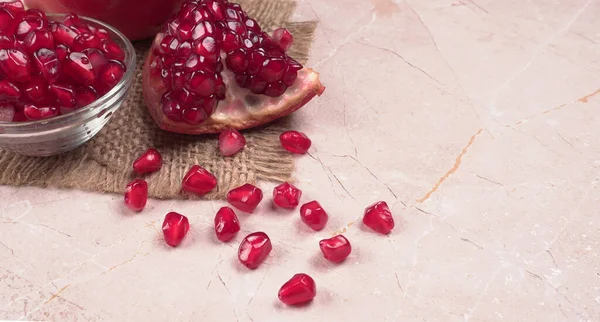 View Ripe Pomegranates Pomegranate Seeds Table Sackcloth — Stock Photo, Image