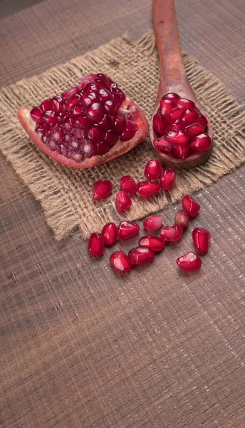 View Ripe Pomegranates Pomegranate Seeds Table Sackcloth — Stock Photo, Image
