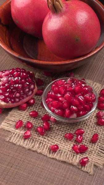 View Ripe Pomegranates Pomegranate Seeds Table Sackcloth — Stock Photo, Image