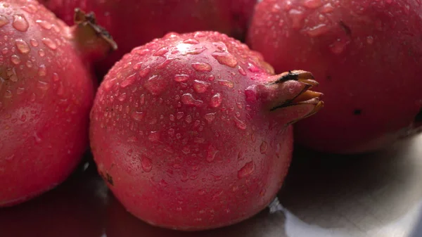 View Whole Ripe Pomegranates Water Drops Table — Zdjęcie stockowe
