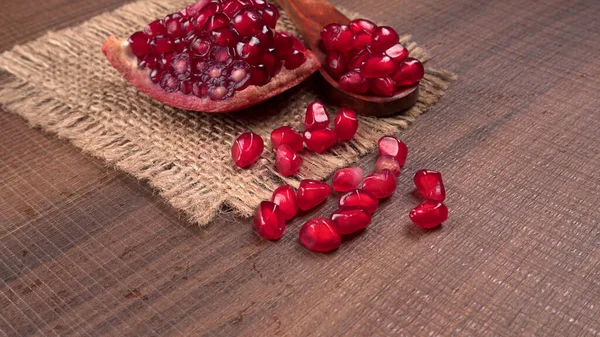View Ripe Pomegranates Pomegranate Seeds Table Sackcloth — Stock Photo, Image