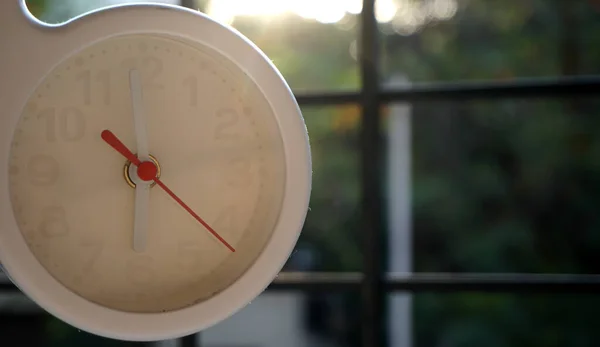 Gros Plan Horloge Blanche Avec Rétro Éclairage Soleil — Photo