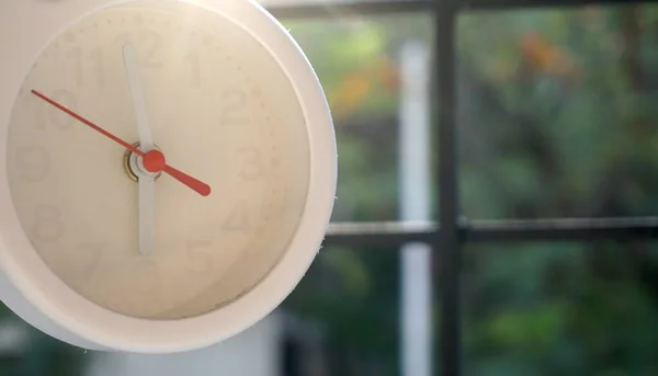 태양의 백라이트와 화이트 시계의 — 스톡 사진