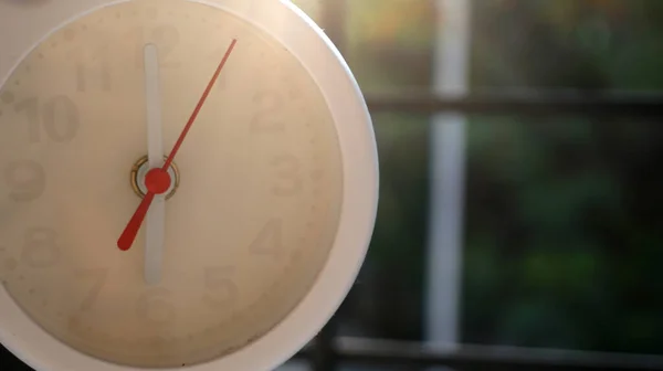 Primer Plano Reloj Blanco Con Sol Retroiluminado — Foto de Stock