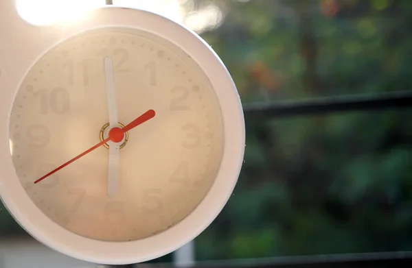 Gros Plan Horloge Blanche Avec Rétro Éclairage Soleil — Photo