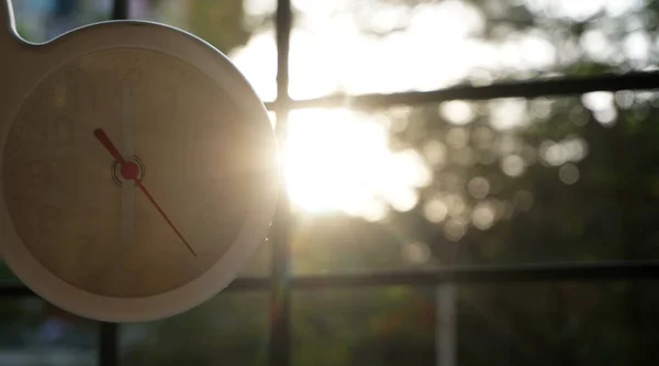 Close Tiro Relógio Branco Com Sol Retroiluminado — Fotografia de Stock