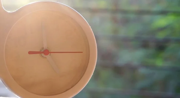 태양의 백라이트와 화이트 시계의 — 스톡 사진