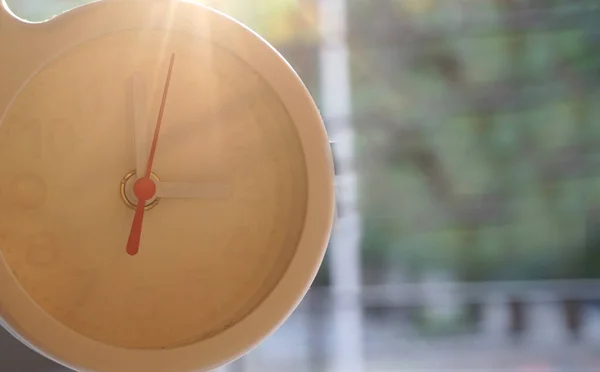 Primer Plano Reloj Blanco Con Sol Retroiluminado —  Fotos de Stock