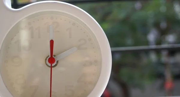 Gros Plan Horloge Blanche Avec Des Flèches Rouges Blanches — Photo