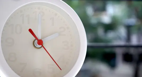 Kırmızı Beyaz Oklarla Beyaz Saatin Yakın Çekim Görüntüsü — Stok fotoğraf