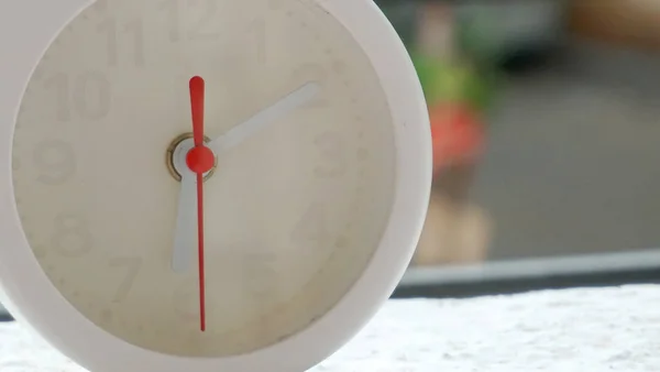 Primer Plano Reloj Blanco Con Flechas Rojas Blancas —  Fotos de Stock