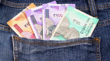 Hint paralı kot pantolonlara yakından bak.