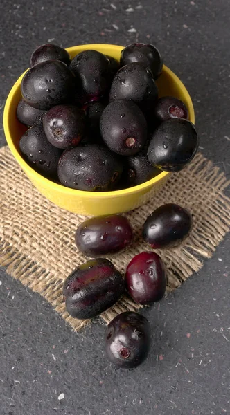 Jambul Jamun Syzygium Cumini Tigela Isolada Sobre Fundo Texturizado — Fotografia de Stock