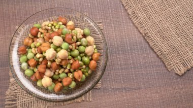 Nohut ya da Kala Chana tahta zeminde izole edilmiş..