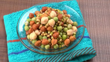 Nohut ya da Kala Chana tahta zeminde izole edilmiş..