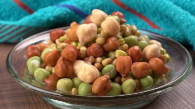 Nohut ya da Kala Chana tahta zeminde izole edilmiş..