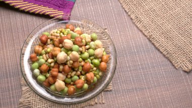 Nohut ya da Kala Chana tahta zeminde izole edilmiş..