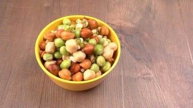 Nohut ya da Kala Chana tahta zeminde izole edilmiş..