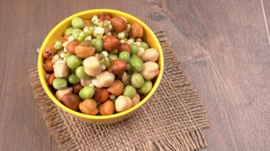 Nohut ya da Kala Chana tahta zeminde izole edilmiş..