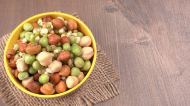 Nohut ya da Kala Chana tahta zeminde izole edilmiş..