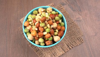 Nohut ya da Kala Chana tahta zeminde izole edilmiş..