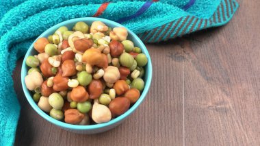 Nohut ya da Kala Chana tahta zeminde izole edilmiş..