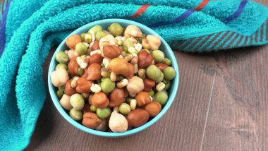 Nohut ya da Kala Chana tahta zeminde izole edilmiş..