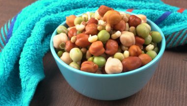 Nohut ya da Kala Chana tahta zeminde izole edilmiş..